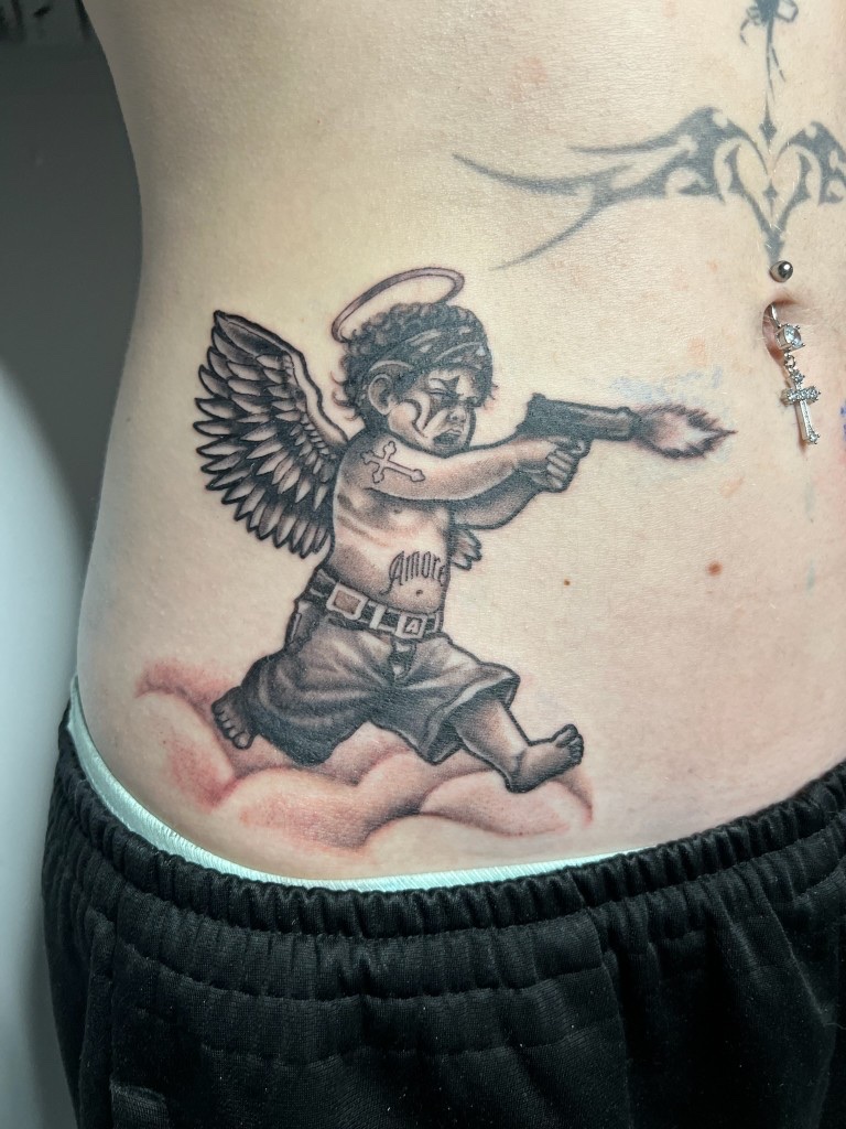 Tatuaje chicano, cherub Amore con nubes, Mr Otaf