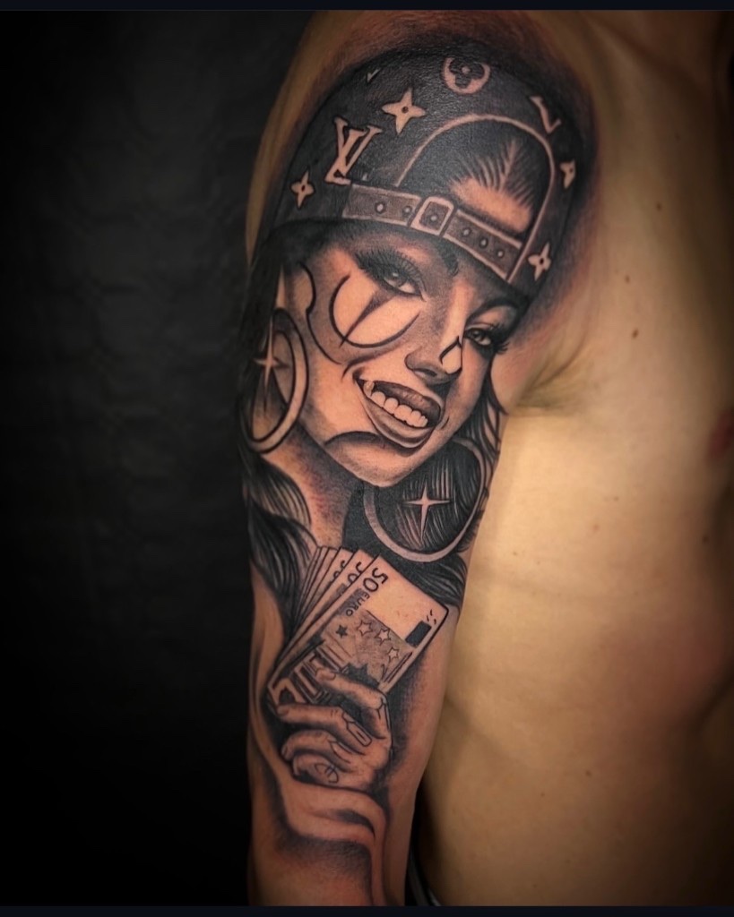 Tatuaje chicano payasa con billetes, brazo, Mr Otaf