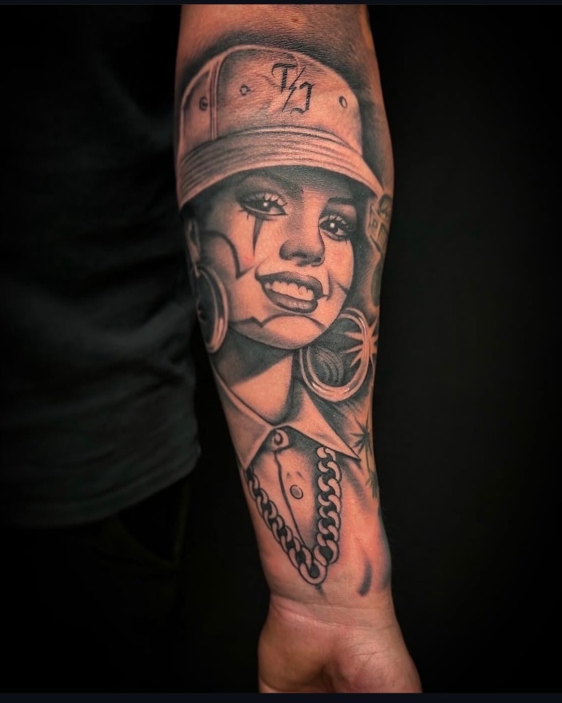 Tatuaje chicano retrato payasa con gorro, antebrazo, Mr Otaf