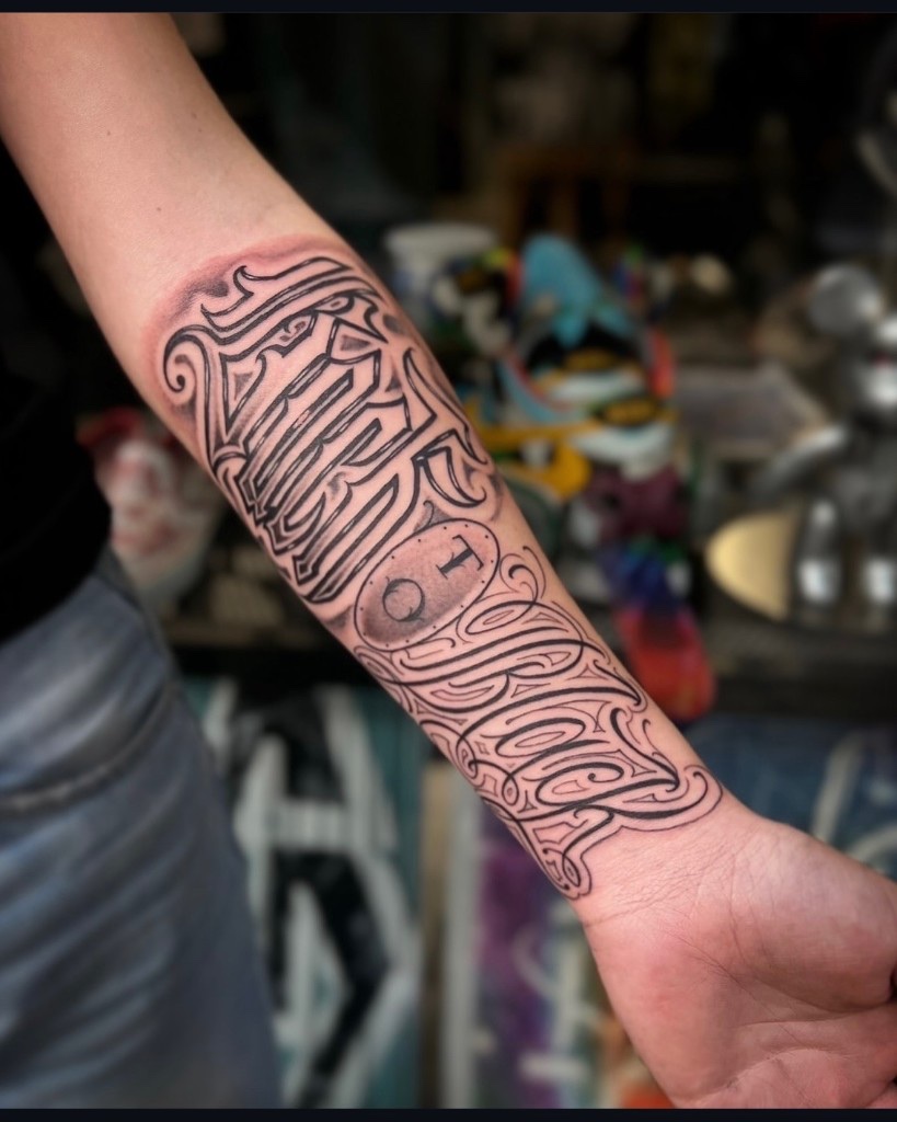 Lettering Back to black, antebrazo interior, Mr Otaf