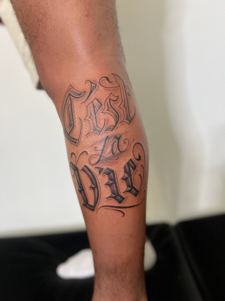 Lettering C'est la vie, pierna, Mr Otaf