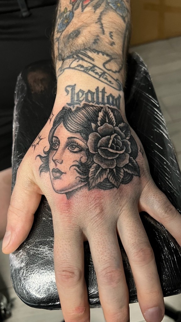 Diseño a medida, retrato con rosa y lettering Lealtad, Mr Otaf