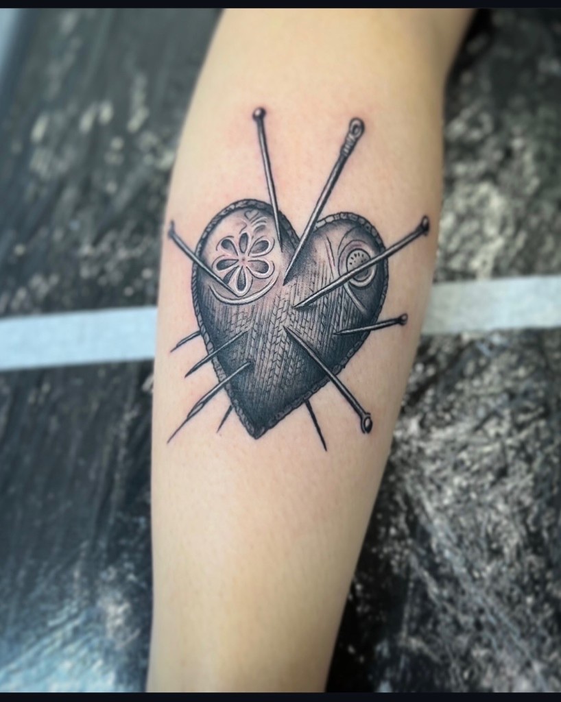 Diseño a medida, corazón alfiletero con agujas, Mr Otaf