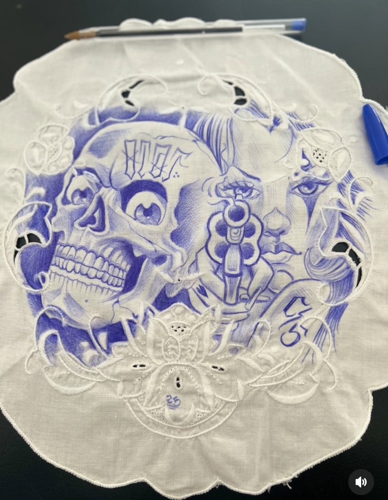 Paño bordado con dibujo chicano a bolígrafo azul, Mr Otaf
